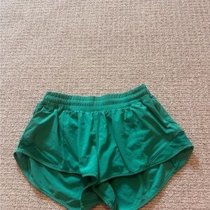 Lululemon Kelly green low rise 2.5 inch shorts size 6